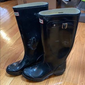 Black wide calf Hunter rain boots. Size 6.